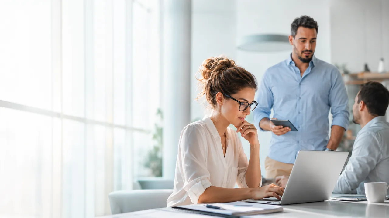Des gens au travail, dans un bureau réel
